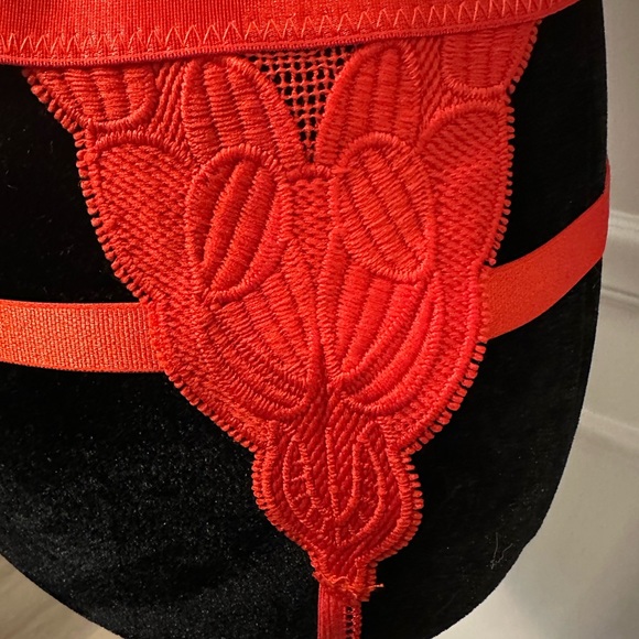 Sexy Red Woven Heart Garter belt (M/L) & Lace G-String (M). NEVER worn - Picture 4 of 6